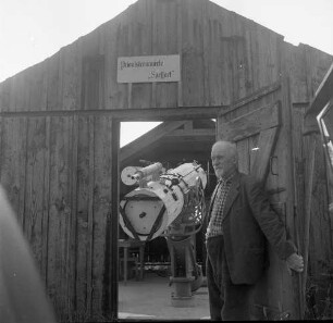 Esselbach-Steinmark. Privatsternwarte "Spessart" in einer Scheune (Teilansicht). Ansicht mit Teleskop (42 cm-Newton?) und Johann Kern