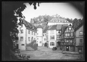 Grafschaftsmuseum bzw. ehemaliges Rathaus mit Treppe, Turm und Vorplatz und Schuhwaren Karl Dreßler (im Hintergrund Burg)