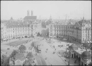 München, Karlsplatz : München. Karlsplatz mit Karlstor und Hotel "Zum Roten Hahn". Blick nach Ostsüdost in die Neuhauser Straße
