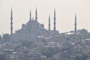 Istanbul - Blaue Moschee : Blick auf die Kuppeln und Minarette der Blauen Moschee. Aufgenommen am 30. Juni 2010 in Istanbul