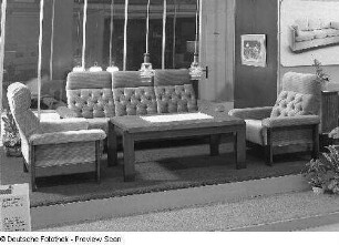 Sitzgruppe Polonaise : Ausstellungskoje des VEB Polstermöbelkombinat Oelsa-Rabenau mit Sitzgruppe "Polonaise" (1980; VEB Polstermöbel Schweikershain)
