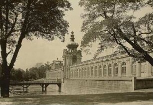 Dresden, Zwinger : Dresden. Zwinger. Blick von der Ostraallee auf Kronentor, Langgalerien, Zwingerbrücke und Graben
