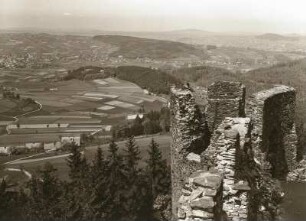 Tollenstein (heute Jiřetín pod Jedlovou-Rozhled). Blick von der Burgruine nach Norden. Im Mittelgrund links Sankt Georgenthal (Jiretin)