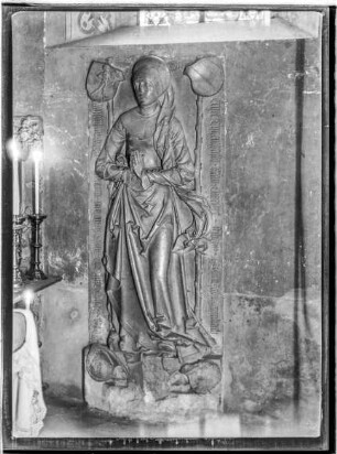 Pfarrkirche, Epitaph der Elisabeth v. Stiebar (am linken Bildrand brennen drei Kerzen)