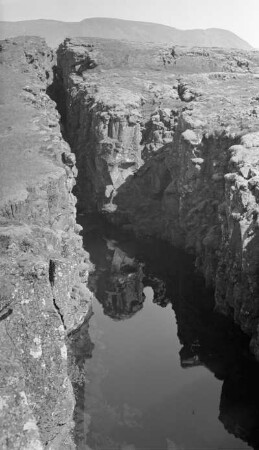 Vulkanische Erdspalte im Lavafeld von Thingvellir, Island
