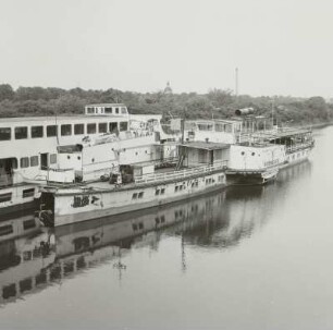 Abgestellte Schiffe des ehem. VEB Fahrgastschiffahrt "Weiße Flotte" Dresden. Personen-Seitenraddampfer "Schmilka" und Personen-Seitenradmotorschiff "Karl Marx"