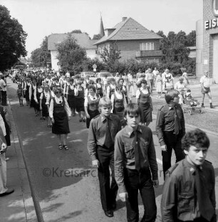 Volks- und Schützenfest: Schützenverein von Trittau und Umgebung e.V.: Festumzug der Schützenvereine durch Kirchenstraße / Poststraße