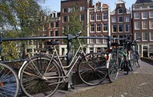 Amsterdam - Abgestellte Fahrräder : Räder auf einer Brücke abgestellt. Aufgenommen in Amsterdam 2001