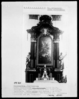 östlicher Altar der Nordwand, Altarbild mit Teufelssturz, Holzfiguren: St. Franziskus Xaverius und St. Sebastian, Tabernakelstatuette mit Hl. Aloysius