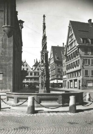 Ulm, Fischkastenbrunnen : Ulm. Fischkastenbrunnen (Stein, 1482) auf dem Marktplatz