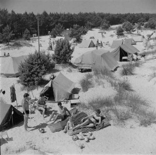 Ostsee-Urlauber. Zelte in den Dünen