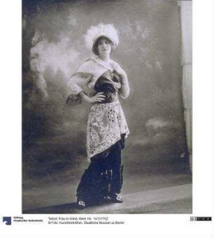 Frau in Kleid
