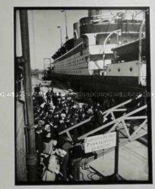 Passagiere besteigen in Cuxhaven ein Passagierschiff