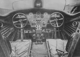 Dreimotoriges Verkehrsflugzeug, Führerraum mit Instrumentenanlage (Junkers, Dessau) : Technikgeschichte | Maschinenbau | Verkehrswesen | Luftfahrzeuge | Flugzeuge