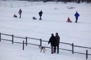 Kinder rodeln im Harz : Kurort Friedrichsbrunn im Unterharzgebiet, Winterwanderer, aufgenommen 2006