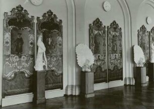Dresden: Zwinger, Innenansicht, Pavillon E mit Neuaufstellung der Porzellansammlung (Eröffnung am 23.9.1962), Saal der Meißner Tierplastik, Kändler-Figuren, mit Barocktheaterkulissen als Hintergrund