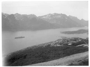 Digermulen/ Norwegen: Blick von Digermulenkollen über den Vest-Fjord. Blick von Felsen über Fjordlandschaft des Vest-Fjords mit Victoria Luise in der Bucht