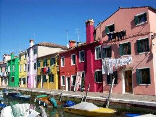 Burano: Impression Burano, Kanal mit bunten Hausfassaden
