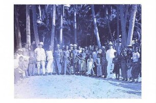 Colombo, Sri Lanka. Gruppenbild mit Einheimischen und Touristen vor Palmen am Strand