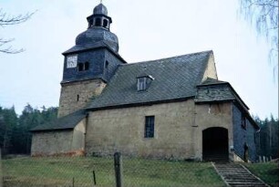 Dorfkirche von NW, liegt auf einem Hügel