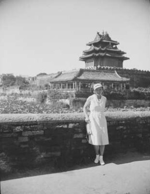 Reise nach China. Peking. Verbotene Stadt : Stadtmauer mit Eckturm. Ansicht mit Frau des Fotografen
