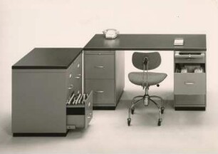 Pohlschröder Organisationsschreibtisch "Modell 3863-2334-336" von Georg Leowald