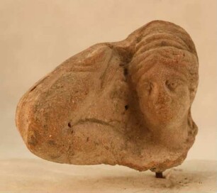 Kopf und rechter Arm der haarauswindenden Aphrodite