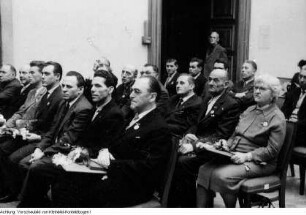 Dresden, Gedenkveranstaltungen anlässlich des 20. Jahrestages des anglo-amerikanischen Luftangriffes auf Dresden am 13./14. Februar 1945, Kranzniederlegung von französischen Gästen am Ehrenmal für die Opfer des Bombenangriffes , Großkundgebung mit Hermann Matern, 13. Februar 1965