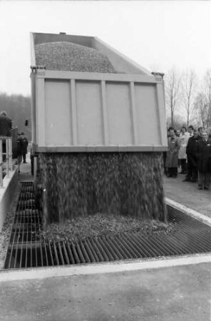 Wintersdorf: Lastwagen schüttet Kies auf Transportrost