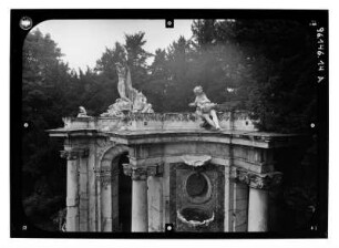 Potsdam. Park Sanssouci. Neptungrotte (1751-1757; G. W. Knobelsdorff, Erneuerung 1841 und 1898 / 1754-1760; J. P. Benkert). Außenansicht