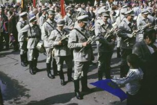 DDR. Berlin-Mitte. Demonstrationszug zum Ersten Mai. Blaskapelle