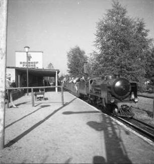 Dresden-Altstadt. Großer Garten. Ausflug mit der Pioniereisenbahn. Zug im Bahnhof "Frohe Zukunft"