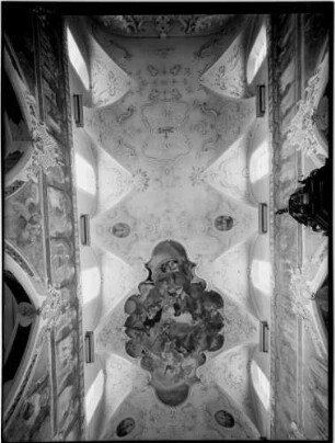 Konstanz Dreifaltigkeitskirche (Augustiner Kirche) Innenansicht stucktierte Spiegelgewölbe mit Deckengemälde Glorie des heiligen Augustin von Josef Spiegler