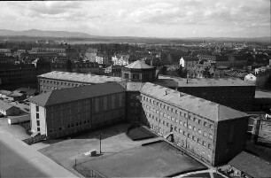 Freiburg i. Br.: Blick von der Terrasse des Physikalischen Institutes auf das Gefängnis