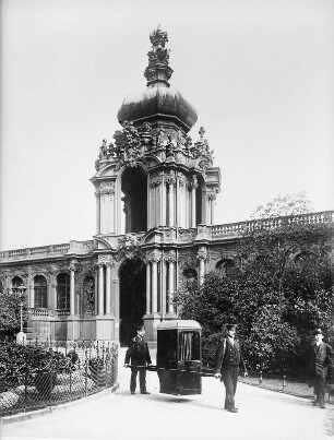 Dresden, Zwinger, Chaisenträger im Zwingerhof mit Kronentor