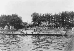 Weixdorf-Friedersdorf. Prinz-Hermann-Bad (Waldbad Weixdorf): Badfest zum 25-jährigen Bestehen. Schwimmbecken mit Steg für Startblöcke. Blick nach Norden zur Gaststätte
