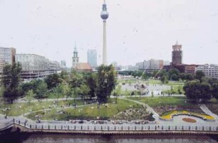 DDR. Berlin-Zentrum. Blick über die Grünanlage zwischen Rathausstraße und Karl-Liebknecht-Straße zum Fernsehturm