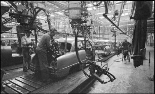 Köln, Niehl: Fordwerk, Werkhalle, Karosserie auf Fließband