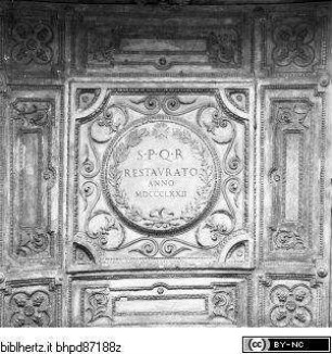 Inschrift mit ornamentaler Rahmung in Erinnerung an Restaurierungsmaßnahmen auf dem Kapitol