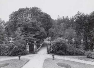 Schloss Hermsdorf, Zufahrt und Schlosstor vom Turm aus gesehen