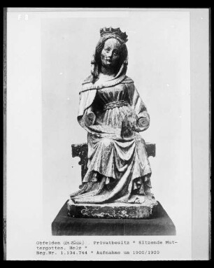 Sitzende Muttergottes