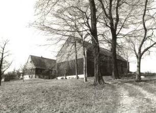 Voigtsdorf. Dreiseithof, Hauptstraße 85. Straßenansicht mit Zufahrtsallee