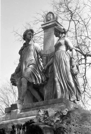 Freilegung des "Hermann- und Dorothea - Denkmals" im Schlossgarten durch Auslichtung der das Denkmal umgebenden Hecken.