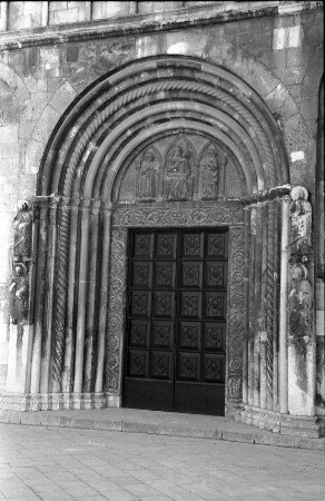 Zadar: Dom, Sveta Stosija, romanische Basilika, romanisches Mittelportal