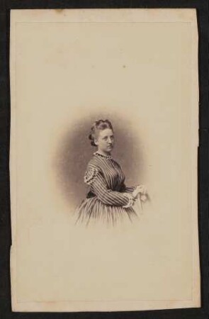 Anna von Hofmannsthal als junge Frau im gestreiften Kleid
