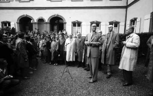 Chemiker; Mainau 4.7.; Verabschiedung der Nobelpreisträger; Graf Lennart Bernadotte und Prof. Lord Alexander Todd of Trumpington: Große Runde mit Publikum, rechts Richard Kuhn (im weißen Mantel), Artturi I. Virtanen, Graf Lennart Bernadotte, Lord Alexander Todd of Trumpington, Otto Hahn