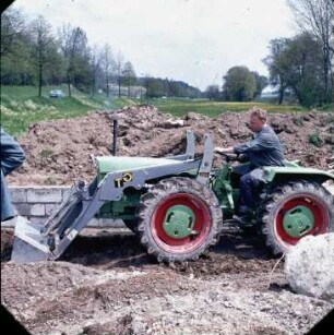 Fotografie: Traktor, Allradtraktor, Knicklenkung, Frontlader, Ballastierung