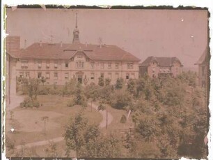 Verwaltungsgebäude; dahinter Krankengebäude F4