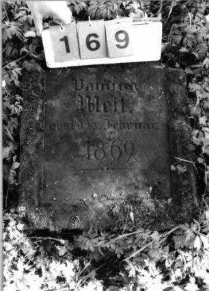 Grabstein 169 (Index: 99792288) Material: Sandstein Zustand: leicht verwittert, Stele liegend Maße HxBxT: 52x49x15 cm Beschreibung: Stele, Schriftfeld eingetieft: Grabstein 169