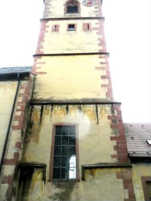 Kirchturm von Süden (Turmkern Gotisch mit Turmchor-Obergeschoß mit Schießscharten (Schlitzscharten) sowie Glockenstube frühes 17 Jh) in Übersicht